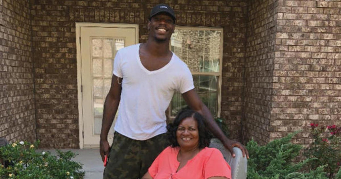 Random Act Of Kindness: Young Man Helps Woman Get Home After Her Electric Wheelchair Loses Power