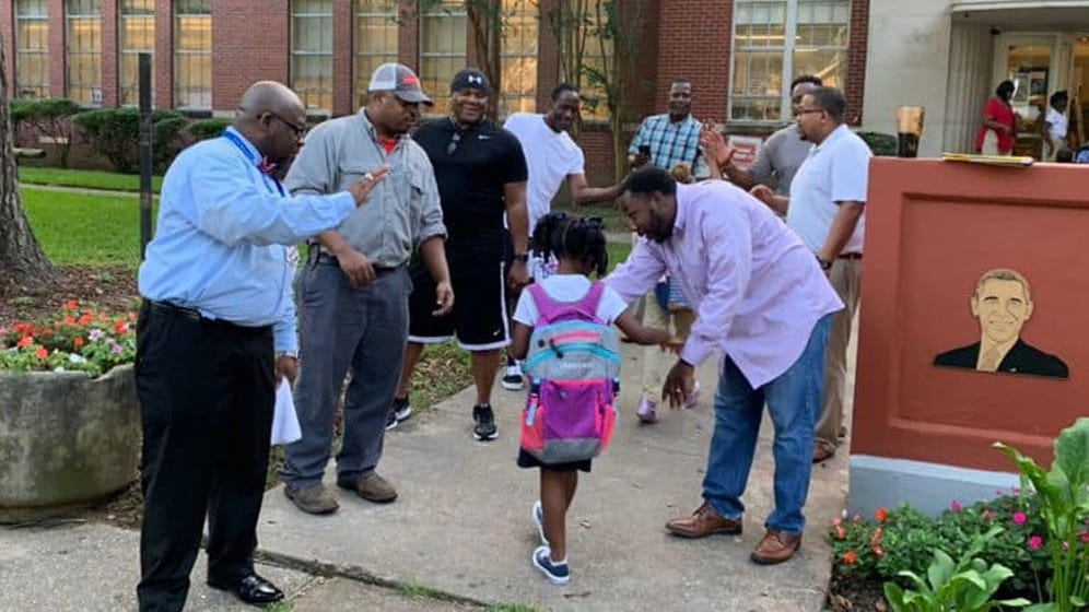 Dads in Mississippi Welcome Elementary Students on First Day of School