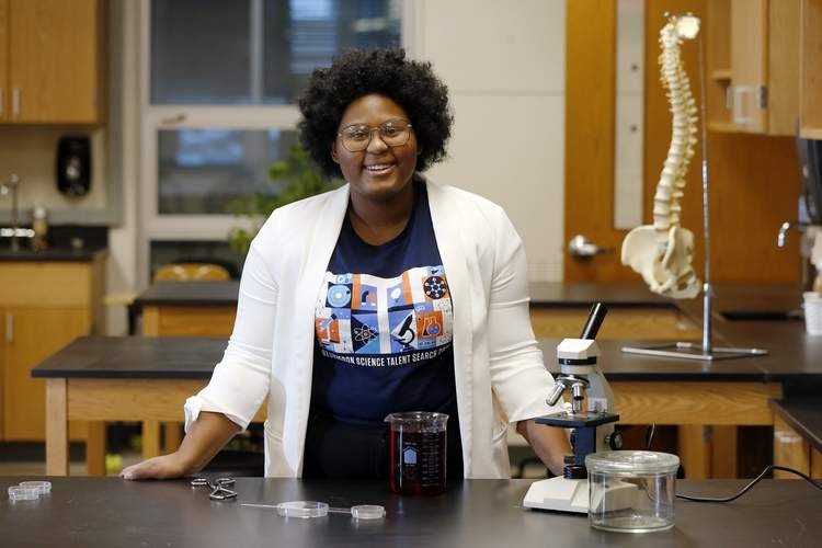 17-Year-Old Honored For Creating Color-Changing Sutures That Detect Infection