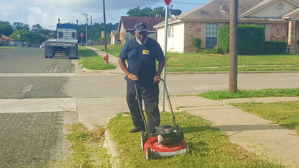 Texas Bus Driver Returns To Students’ Bus Stop To Cut The Grass So They Won’t Have To Wait In Weeds