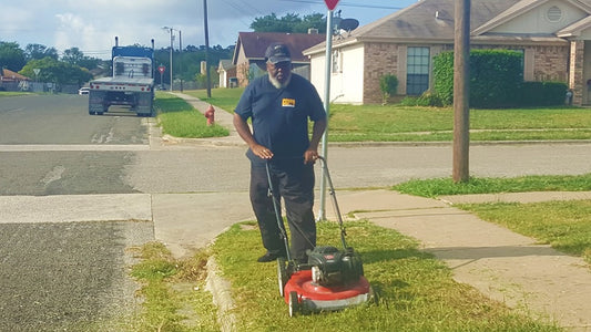 Texas Bus Driver Returns To Students’ Bus Stop To Cut The Grass So They Won’t Have To Wait In Weeds