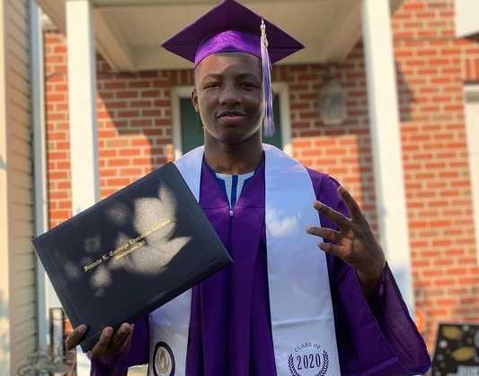 DC Teen Graduates High School Early And Signs With Floyd Mayweather To Train for Upcoming Boxing Competition