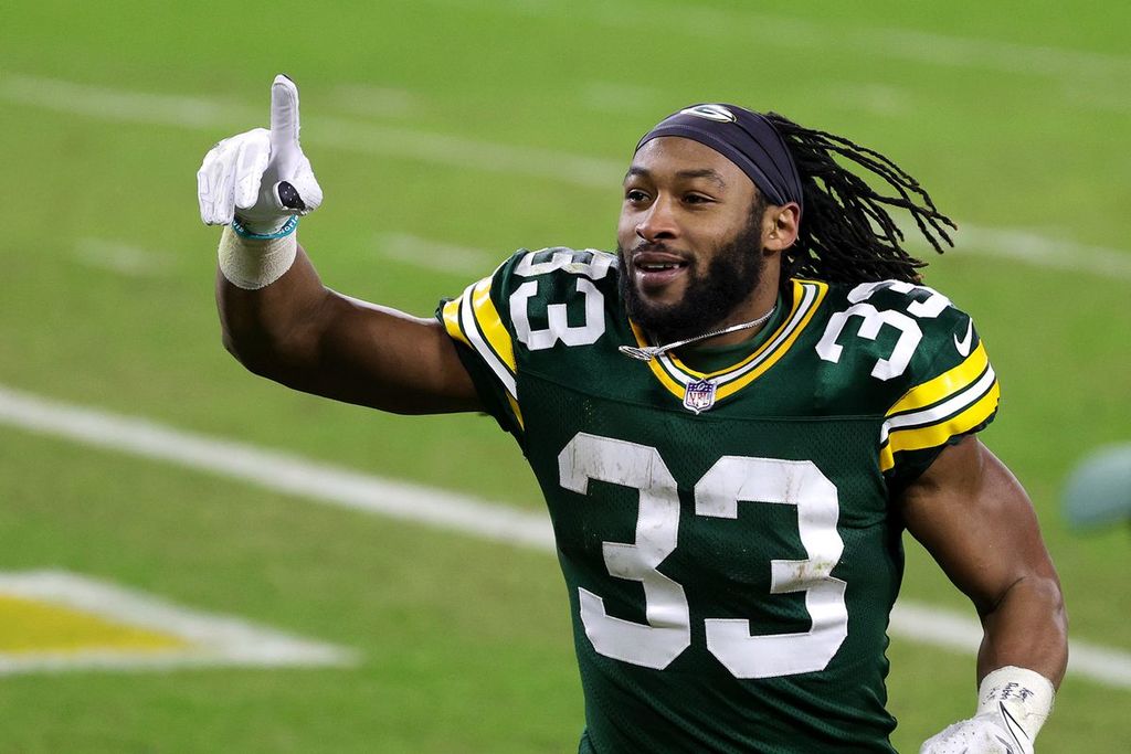NFL Player Aaron Jones Recovers Pendant With Late Father’s Ashes After Losing It During A Game